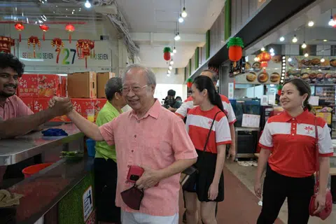 BERTEMU PENDUDUK: Dr Tan Cheng Bok dilihat di Pasar West Coast pada 27 Januari di mana ahli parti bertemu para penduduk.