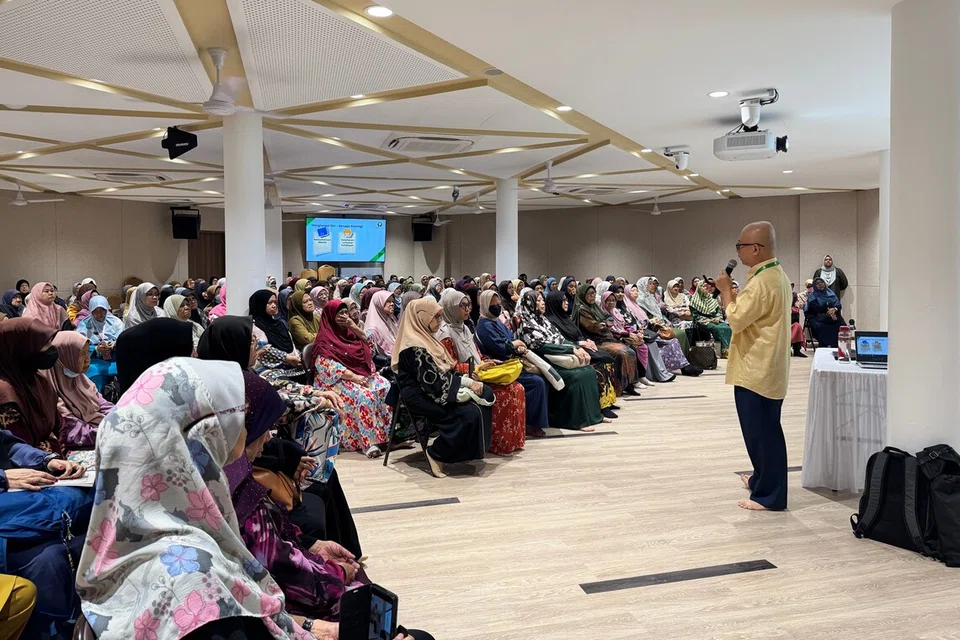 Pengurus Kanan Club Heal, Encik Zainal Lee (kanan), bersama pihak Masjid Darul Makmur turut menganjurkan, ‘Bicara Kesihatan Mental’, yang menarik ratusan Muslimah. Sesi itu menekankan tentang kesihatan minda, penghargaan diri dan peranan wanita dalam masyarakat.