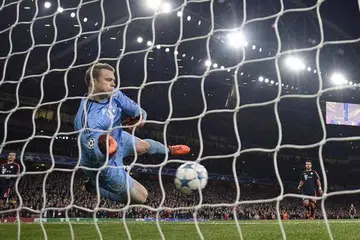 Penjaga gawang Bayern Munich, Manuel Neuer, gagal menyelamatkan tendangan Mesut Ozil yang memberi gol kedua Arsenal dalam perlawanan di Stadium Emirates pada Rabu, 21 Oktober. Gambar REUTERS 