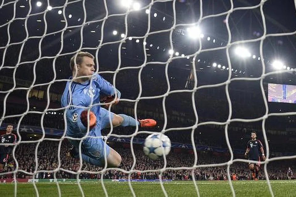 Penjaga gawang Bayern Munich, Manuel Neuer, gagal menyelamatkan tendangan Mesut Ozil yang memberi gol kedua Arsenal dalam perlawanan di Stadium Emirates pada Rabu, 21 Oktober. Gambar REUTERS 