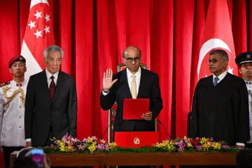 ANGKAT SUMPAH: Presiden Tharman Shanmugaratnam mengangkat sumpah sebagai Presiden kesembilan Singapura di Istana pada Khamis dengan disaksikan Perdana Menteri, Encik Lee Hsien Loong (kiri), dan  Hakim Besar, Encik Sundaresh Menon. 