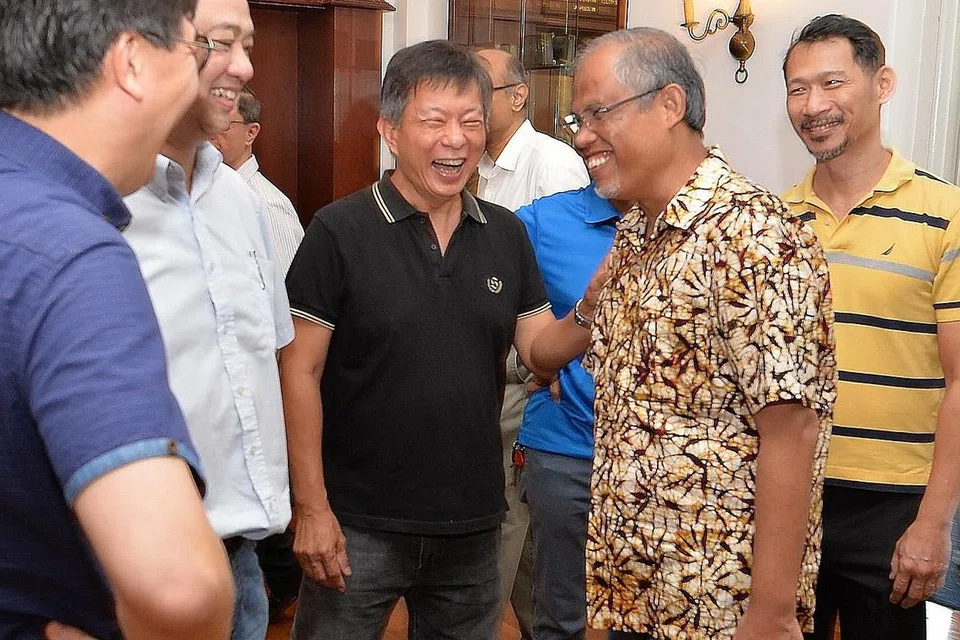 PERJUMPAAN RAKAN LAMA: Encik Masagos Zulkifli bertemu sekitar 40 rakan lama - daripada kadet NS Polis, instruktor latihan, skuad pegawai kadet dan komander kompeni - daripada kelompok tujuh pelatih pegawai kadet di Senior Police Officers Mess di Mount Pleasant Road. - Foto-foto ZAINAL YAHYA dan SINGAPORE POLICE FORCE OFFICER CADET TRAINEE BATCH 7 ALUMNUS