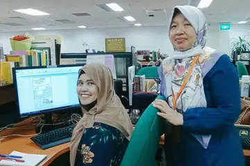 SAMA MENYUMBANG: Antara "tulang belakang" operasi BH ialah Cik Hasleen Bachik (kiri) dan Cik Suhana A. Samat (kanan); Penolong Kepada Editor, Encik Ismail Ali; Penolong Kepada Editor Encik Adli Yashir Kuchit; Penyunting Eksekutif Kanan, Encik Azahar Mohd; Penolong Kepada Editor, Encik Chairul Fahmy Hussaini; dan Editor Bersekutu, Encik Puad Ibrahim. - Foto-foto BH oleh NURAISHAH ABDUL RAHMAN, fail