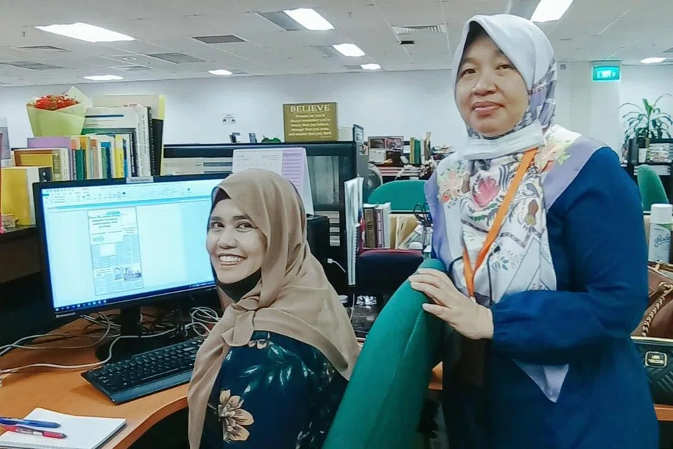 SAMA MENYUMBANG: Antara "tulang belakang" operasi BH ialah Cik Hasleen Bachik (kiri) dan Cik Suhana A. Samat (kanan); Penolong Kepada Editor, Encik Ismail Ali; Penolong Kepada Editor Encik Adli Yashir Kuchit; Penyunting Eksekutif Kanan, Encik Azahar Mohd; Penolong Kepada Editor, Encik Chairul Fahmy Hussaini; dan Editor Bersekutu, Encik Puad Ibrahim. - Foto-foto BH oleh NURAISHAH ABDUL RAHMAN, fail
