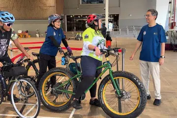 Pemangku Menteri Bertanggungjawab bagi Ehwal Masyarakat Islam, Profesor Madya Dr Muhammad Faishal Ibrahim (kanan) memberikan kata-kata semangat kepada penunggang basikal yang mengambil bahagian dalam acara berbasikal masyarakat, Cyclation 2025: Jom Berbasikal! anjuran Wisma Geylang Serai (WGS) dengan kerjasama kumpulan berbasikal tempatan, Temasek Goat Riders.