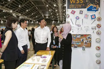 KERJASAMA INDUSTRI: Encik Chan Tee Seng (dua dari kiri) dan Encik Ong Ye Kung (tiga dari kiri) di Festival Belajar dan Berkongsi di Singapore Expo semalam. Encik Ong telah memuji kerjasama antara SUSS dengan NTUC First Campus kerana ia mendekatkan pembelajaran universiti kepada industri. - Foto ZAOBAO