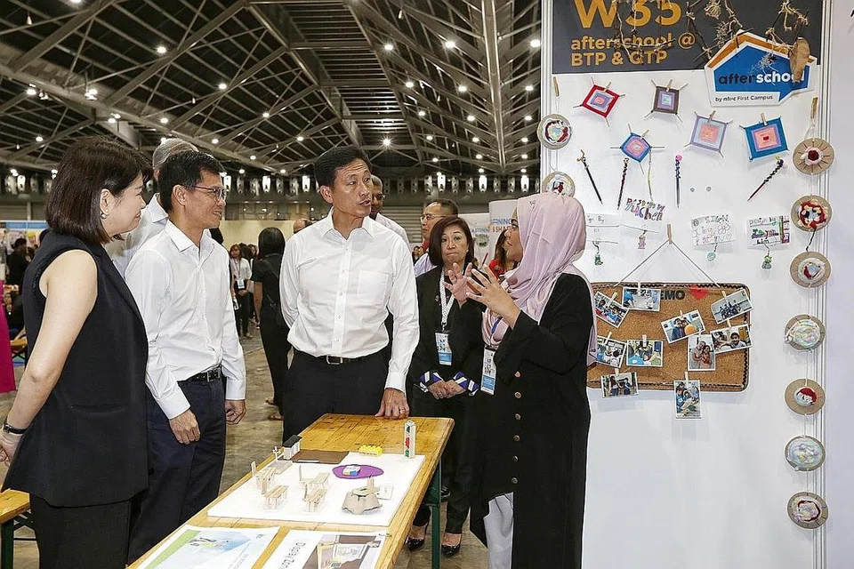 KERJASAMA INDUSTRI: Encik Chan Tee Seng (dua dari kiri) dan Encik Ong Ye Kung (tiga dari kiri) di Festival Belajar dan Berkongsi di Singapore Expo semalam. Encik Ong telah memuji kerjasama antara SUSS dengan NTUC First Campus kerana ia mendekatkan pembelajaran universiti kepada industri. - Foto ZAOBAO