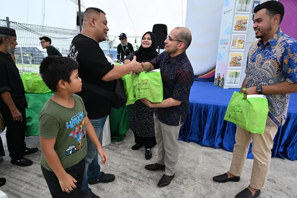 Setiausaha Parlimen Kanan (Pendidikan merangkap Pembangunan Negara), Dr Syed Harun Alhabsyi (dua dari kanan), dan Presiden Persatuan Muhammadiyah, Ustaz Muhammad Azri Azman (kanan), menyampaikan habuan barangan dapur seperti beras, minyak masak dan kuih Raya kepada penerima bantuan Persatuan Muhammadiyah. 