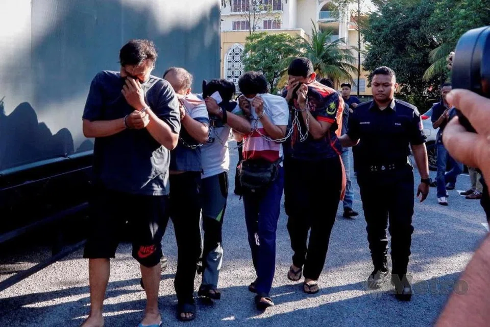 Lima individu didakwa membunuh pemandu kereta yang terbabit nahas dalam kejadian tular di Taman Pelangi Semenyih 2, Selangor, tiba di pekarangan Kompleks Mahkamah Bandar Baru Bangi, Selangor, pada 27 Februari.