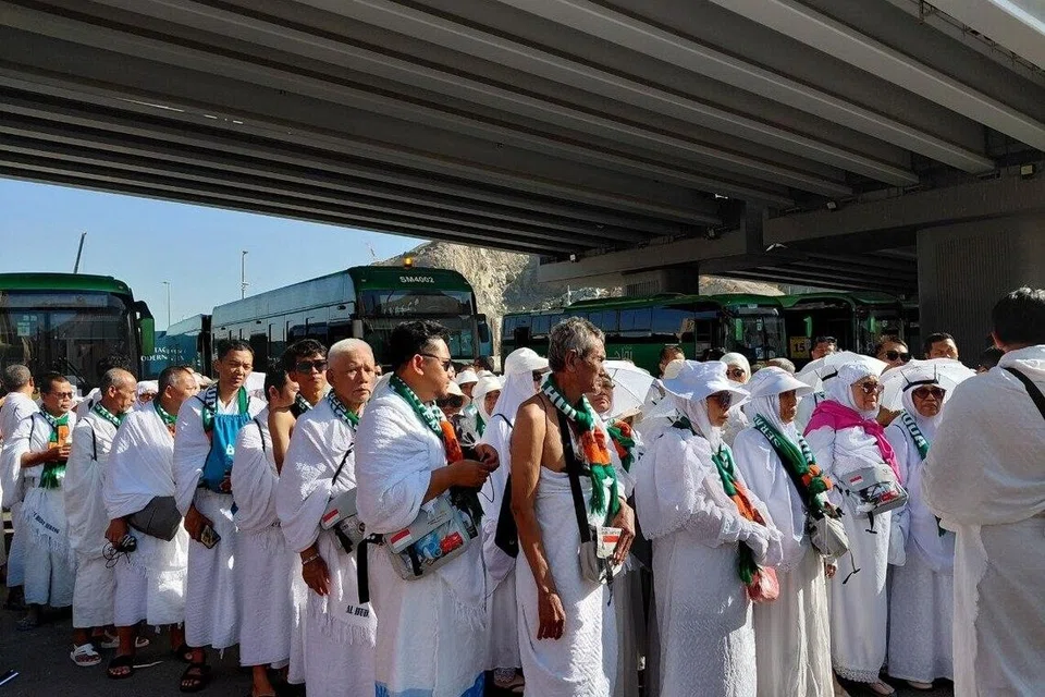 Jemaah haji Indonesia beratur untuk menaiki bas ketika bersiap  menjelang kemuncak ibadah haji di Arafah, Muzdalifah dan Mina di Arab Saudi. Pihak berkuasa Indonesia mengingatkan jemaah supaya menjaga kesihatan, menjimatkan tenaga dan mematuhi arahan petugas sepanjang musim haji 2026.