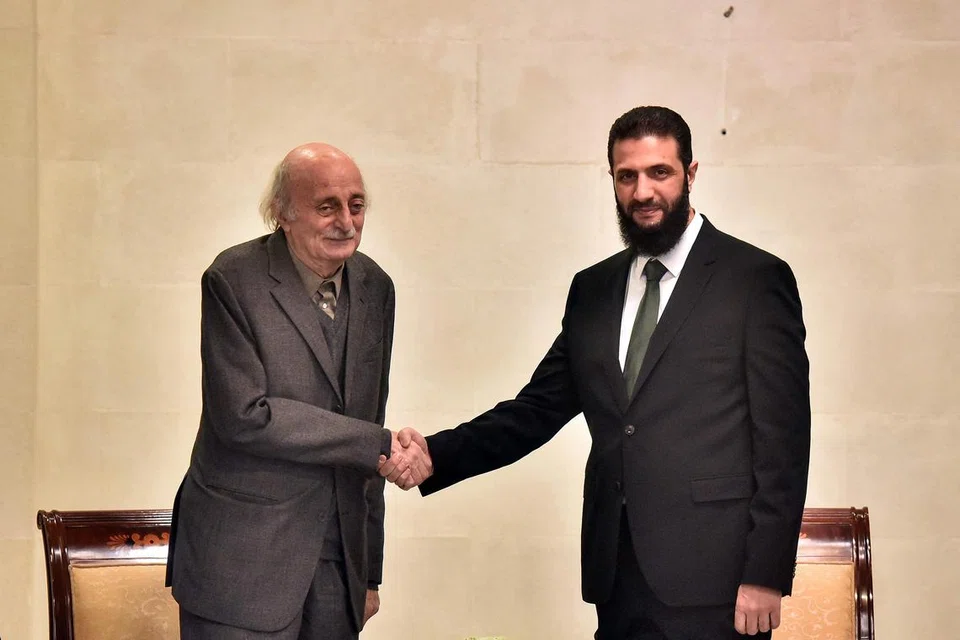 Pemimpin pemerintah de facto Syria, Encik Ahmed al-Sharaa (kanan), berjabat tangan dengan pemimpin Druze Lebanon, Encik Walid Jumblatt, pada 22 Disember di Damsyik dalam usaha meyakinkan golongan minoriti bahawa mereka akan dilindungi selepas pemberontak menumbangkan rejim Bashar al-Assad.