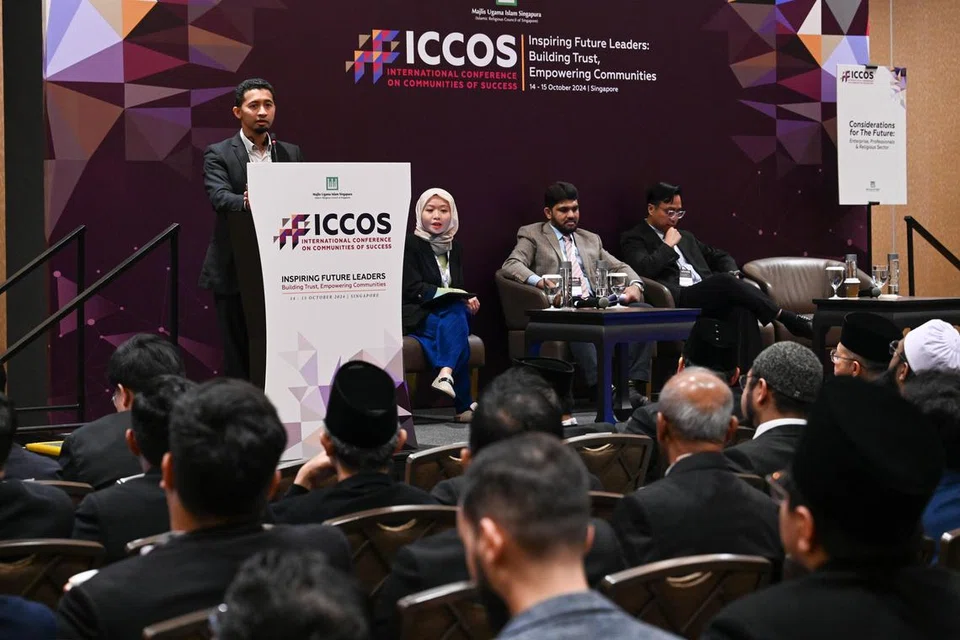 Anggota panel yang terdiri daripada (dari kiri) Pengasas VersaFleet, Singapura, Encik Shamir Rahim; Pemimpin Tunas M Kuasa Tiga (M³) Singapura, Cik Nadia Yeo selaku moderator; Profesor Madya dan Penyelaras Pasca Siswazah Sosiologi, Pusat Pengajian Sains Sosial dan Sekolah Alam Sekitar Asia, Universiti Teknologi Nanyang (NTU) Singapura, Dr Md Saidul Islam; dan Presiden Persatuan Ulama dan Guru-Guru Agama Singapura (Pergas), Ustaz Muhammad Tarmizi Abdul Wahid, membincangkan mengenai topik ‘Pertimbangan untuk Masa Depan – Perusahaan, Profesional dan Sektor Keagamaan’, di Persidangan Antarabangsa mengenai Masyarakat Gemilang (ICCOS) 2024 pada 14 Oktober.