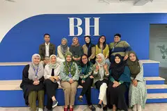 Penulis, Hakim Norman Hassan (kanan, belakang), bersama rakan setugas daripada jabatan lain di bilik berita Berita Harian semasa satu sesi ‘team building’ di pejabat. 