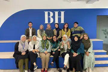 Penulis, Hakim Norman Hassan (kanan, belakang), bersama rakan setugas daripada jabatan lain di bilik berita Berita Harian semasa satu sesi ‘team building’ di pejabat. 