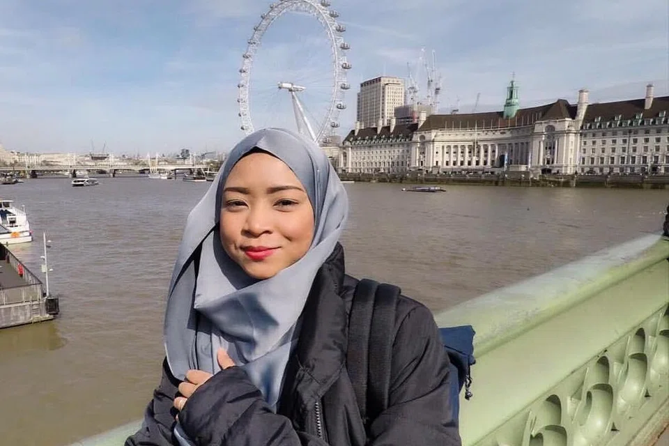 Dengan menggunakan Pemantau Glukosa Berterusan (CGM), Cik Nurashikin Mohamad Zulkifli, dapat bertindak lebih awal jika paras glukosanya mula menurun atau meningkat secara mendadak, sekali gus menjadikan keadaan lebih selamat dan terkawal. 