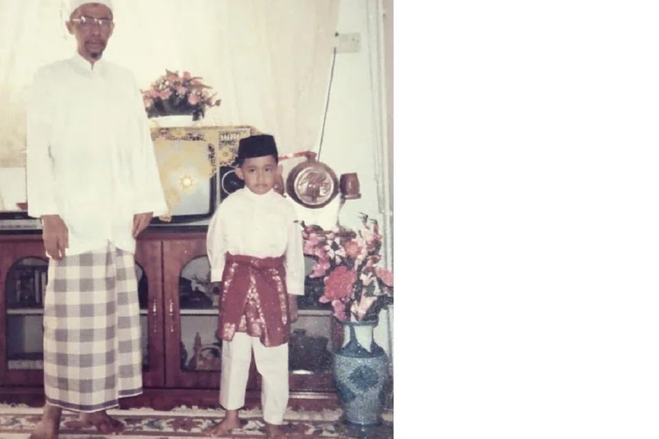 Gambar kenangan Ustaz Mohammad Hafiz Kusairi bersama Allahyarham datuknya. Foto diambil sekitar 1988.