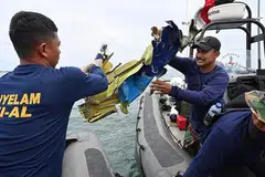 USAHA MENCARI: Penyelam tentera laut memindahkan serpihan pesawat Sriwijaya Air Boeing 737-500 semasa operasi mencari berhampiran Pulau Lancang pada 10 Januari 2021. Pesawat malang itu terhempas ke Laut Jawa beberapa minit selepas berlepas dari lapangan terbang Soekarno-Hatta di Jakarta. - Foto AFP