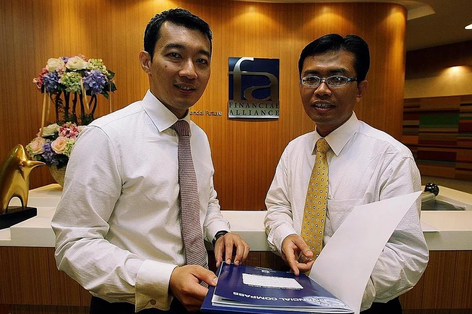 Encik Khairuddin Shukor (atas), penasihat kewangan Financial Alliance.