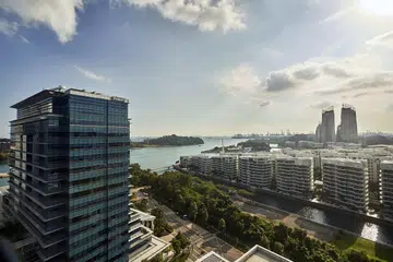 Keppel Bay Tower (gambar atas).