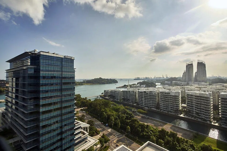 Keppel Bay Tower (gambar atas).
