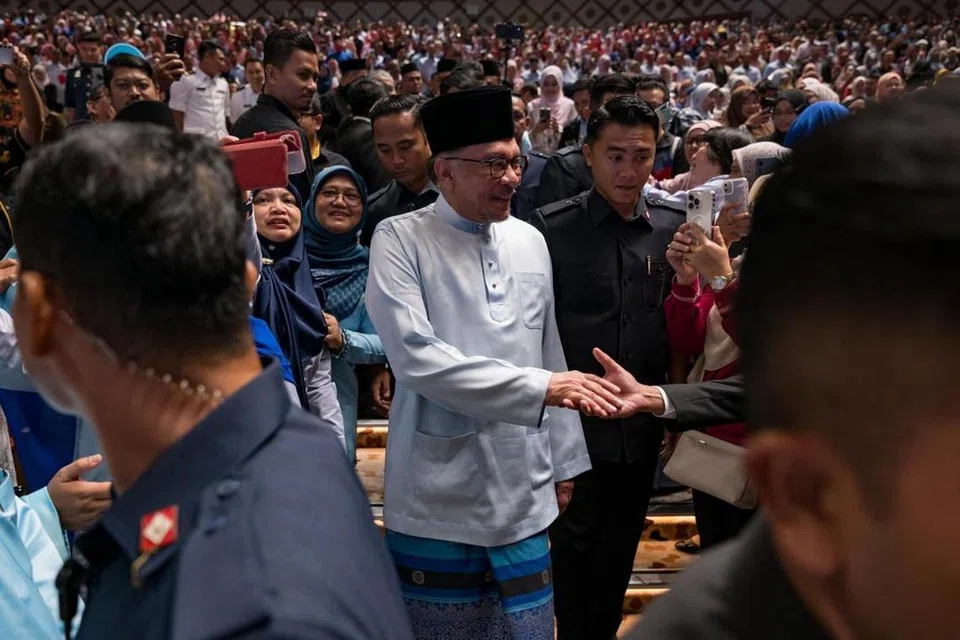Perdana Menteri Malaysia, Datuk Seri Anwar Ibrahim (tengah), bersalaman dengan penjawat awam pada Majlis Amanat Perdana Perkhidmatan Awam (MAPPA) Ke-19, di Kuala Lumpur, pada 16 Ogos.