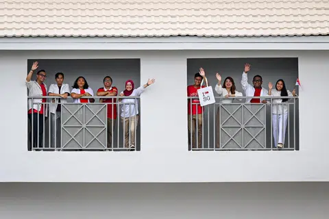 PASUKAN HARI KEBANGSAAN: (Dari kiri) Wartawan Encik Harith Mustaffa, Encik Izwandi Azman, Cik Zulaiqah Abdul Rahim, Encik Muhaimin Suzaini, Cik Natasha Mustafa, wartawan foto Encik Shafiq Apandi, wartawan Cik Dahlia Zulkifli, koresponden Encik Anwar Saleh dan wartawan Cik Nur Syuhrah Hassan.