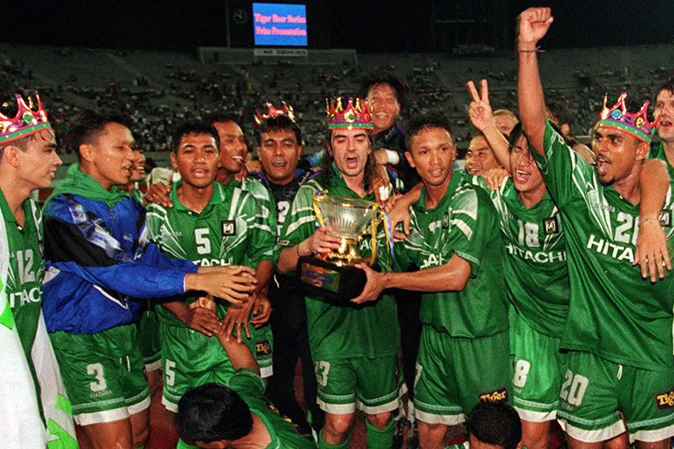 Keputusan seri sudah memadai buat Geylang United untuk memenangi gelaran liga bola sepak profesional pertama Singapura.Geylang berjaya menyamakan kedudukan melalui jaringan Fandi Ahmad selepas ketinggalan 1-2 kepada Woodlands Wellington.