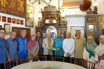 JAMUAN PENGHARGAAN: (Dari kiri) Presiden Casa Raudha Encik Abdul Rohim Sarip; Presiden LBKM Encik Suhaimi Salleh; Presiden Pertapis Encik Hussaini Abdullah; Mantan CEO Mendaki Cik Moliah Hashim; Presiden Uima Encik Farihullah Abdul Wahab; mantan Setiausaha Parlimen Encik Wan Hussin Zoohri; mantan CE Muis Haji Abdul Razak Hassan Maricar; Presiden MKAC Encik Ameerali Abdeali; Presiden 4PM Encik Izzuddin Taherally; dan mantan Presiden PPIS Cik Fatimah Azimullah dan Cik Sapiah Molla. - Foto ihsan AMEERALI ABDEALI