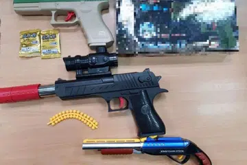 DIRAMPAS: Senjata dan tiga peket palet ditemui di dalam kereta plet Singapura yang dipandu seorang wanita Singapura. - Foto SCDF/FACEBOOK