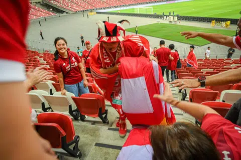 SALING MEMBANTU: Masanya tidak terhad kepada perlawanan sahaja, beliau juga membantu Kelab Penyokong Liverpool Singapura untuk membersihkan kawasan stadium selepas perlawanan. Bagi beliau ini adalah satu contoh sebenar dari slogan ‘You Never Walk Alone’, di mana peminat kelab itu saling membantu dalam apa jua yang dilakukan.