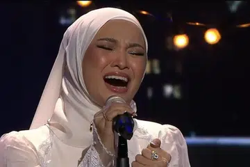 NABILA RAZALI: Warganet menganggap penyampaian beliau tidak memuaskan bagi lagunya, Peluang Kedua, semasa Anugerah Juara Lagu Ke-35 pada 2021.