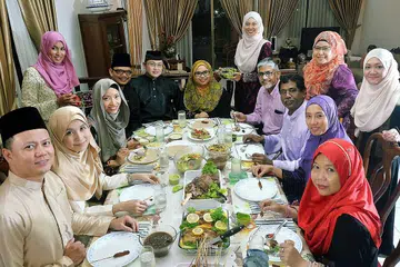 AMALAN KESEDERHANAAN: Para anggota MHPA menasihatkan agar rutin pemakanan yang biasa diamalkan semasa Ramadan diteruskan demi kesihatan tubuh jangka panjang. - Foto-foto KHALID BABA