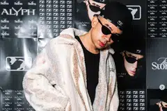 Bersandarkan pengalaman yang dilalui, album studio terbaru Alyph memuatkan 12 lagu. Dua daripada 12 lagu tersebut iaitu ‘Teman’ dan ‘Gerak’ merupakan dendangan bersama penyanyi terkenal Malaysia, Ziana Zain.