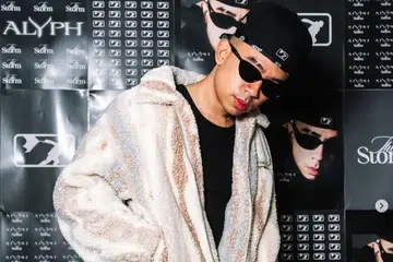 Bersandarkan pengalaman yang dilalui, album studio terbaru Alyph memuatkan 12 lagu. Dua daripada 12 lagu tersebut iaitu ‘Teman’ dan ‘Gerak’ merupakan dendangan bersama penyanyi terkenal Malaysia, Ziana Zain.