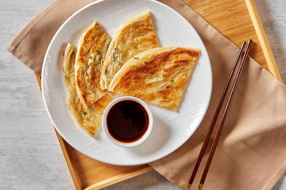 Pankek daun bawang adalah antara makanan jalanan di Taiwan yang paling terkenal dan boleh dimakan sebagai snek atau hidangan sampingan. 