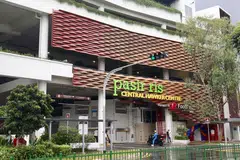 PUSAT PENJAJA BARU: Pusat Penjaja Pasir Ris Central merupakan sebuah pusat makanan dua tingkat yang mempunyai 42 gerai yang menawarkan makanan tradisional serta hipster. - Foto LIANHE WANBAO 