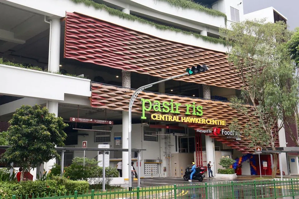 PUSAT PENJAJA BARU: Pusat Penjaja Pasir Ris Central merupakan sebuah pusat makanan dua tingkat yang mempunyai 42 gerai yang menawarkan makanan tradisional serta hipster. - Foto LIANHE WANBAO 