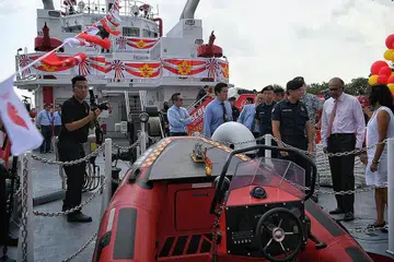 KAPAL BARU SCDF: Menteri Ehwal Dalam Negeri merangkap Undang-Undang K. Shanmugam (dua dari kanan) bersama isterinya, Dr Seetha, melawat kapal baru SCDF bersama Komander Divisyen Laut SCDF Penolong Pesuruhjaya Derek Tan di Keppel Bay Marina semalam. - Foto BH oleh MARK CHEONG