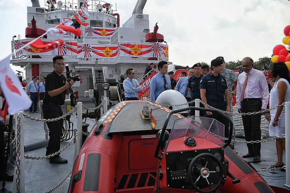KAPAL BARU SCDF: Menteri Ehwal Dalam Negeri merangkap Undang-Undang K. Shanmugam (dua dari kanan) bersama isterinya, Dr Seetha, melawat kapal baru SCDF bersama Komander Divisyen Laut SCDF Penolong Pesuruhjaya Derek Tan di Keppel Bay Marina semalam. - Foto BH oleh MARK CHEONG
