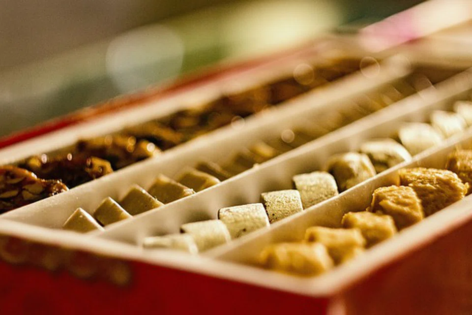 PELBAGAI PILIHAN: Ini adalah antara pelbagai kuih manisan ataupun ‘Mithai’ yang disajikan semasa perayaan Deepavali. 