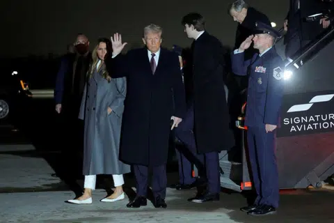 Bakal Presiden Amerika Syarikat, Encik Donald Trump, isterinya, Cik Melania, dan anaknya tiba di Lapangan Terbang Antarabangsa Washington Dulles di Virginia pada 18 Januari.