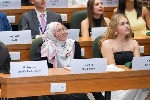 Ketika di Eropah, Cik Zahratul mendapati budaya para pelajar di sana lebih lantang bersuara, lebih berterus terang dan tidak akan menapis percakapan mereka. Bagi beliau, ini berbeza dengan budaya orang Melayu yang lebih beralas dalam menyampaikan pendapat. 