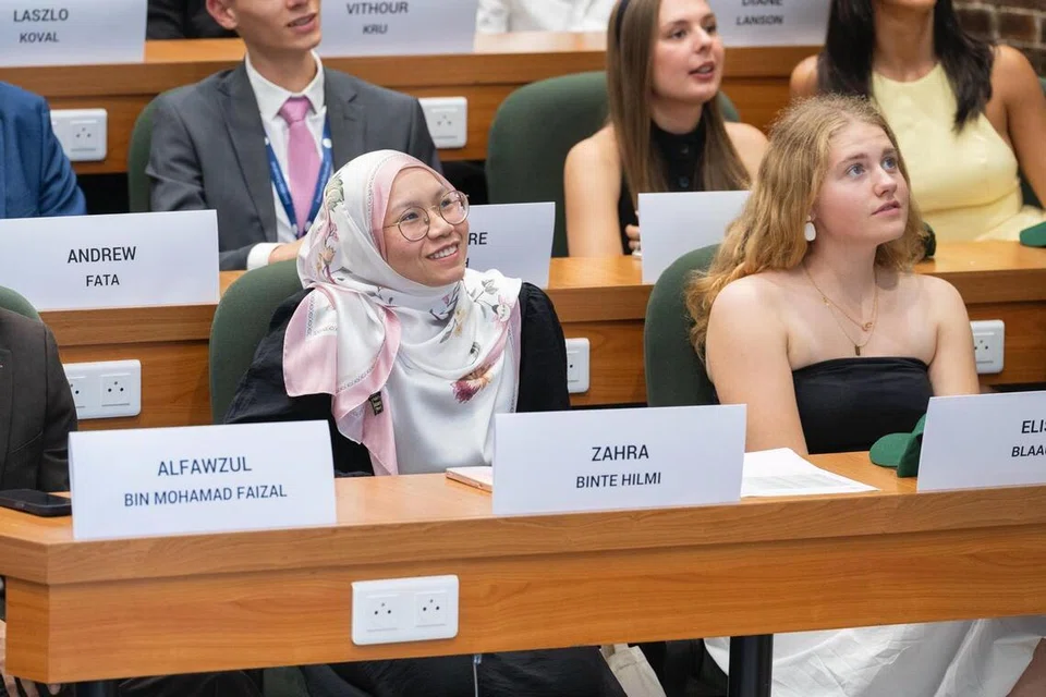 Ketika di Eropah, Cik Zahratul mendapati budaya para pelajar di sana lebih lantang bersuara, lebih berterus terang dan tidak akan menapis percakapan mereka. Bagi beliau, ini berbeza dengan budaya orang Melayu yang lebih beralas dalam menyampaikan pendapat. 