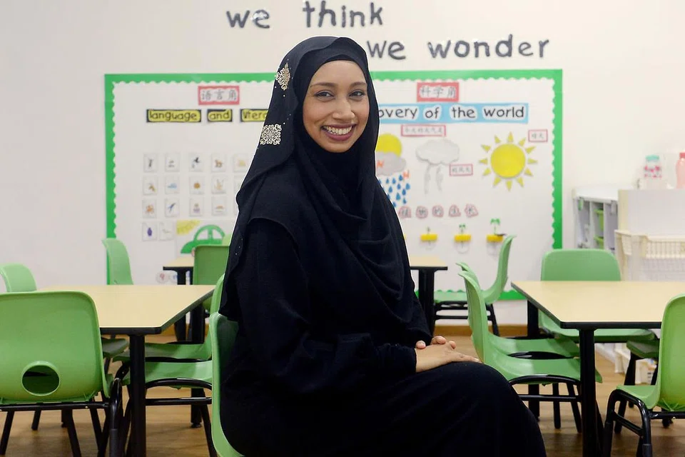 PERTINGKAT KEMAHIRAN SEBAGAI PENDIDIK: Cik Noretta, pengurus cawangan kanan yang menyelia operasi lima cawangan prasekolah, meraih sarjana muda jurusan pendidikan awal kanak-kanak dengan pengurusan tahun lalu. - Foto TAUFIK A. KADER