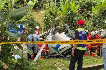 BANGKAI PESAWAT: Kededua helikopter dilaporkan bertembung sebelum terhempas di padang berdekatan sebuah sekolah. - Foto ASTRO AWANI