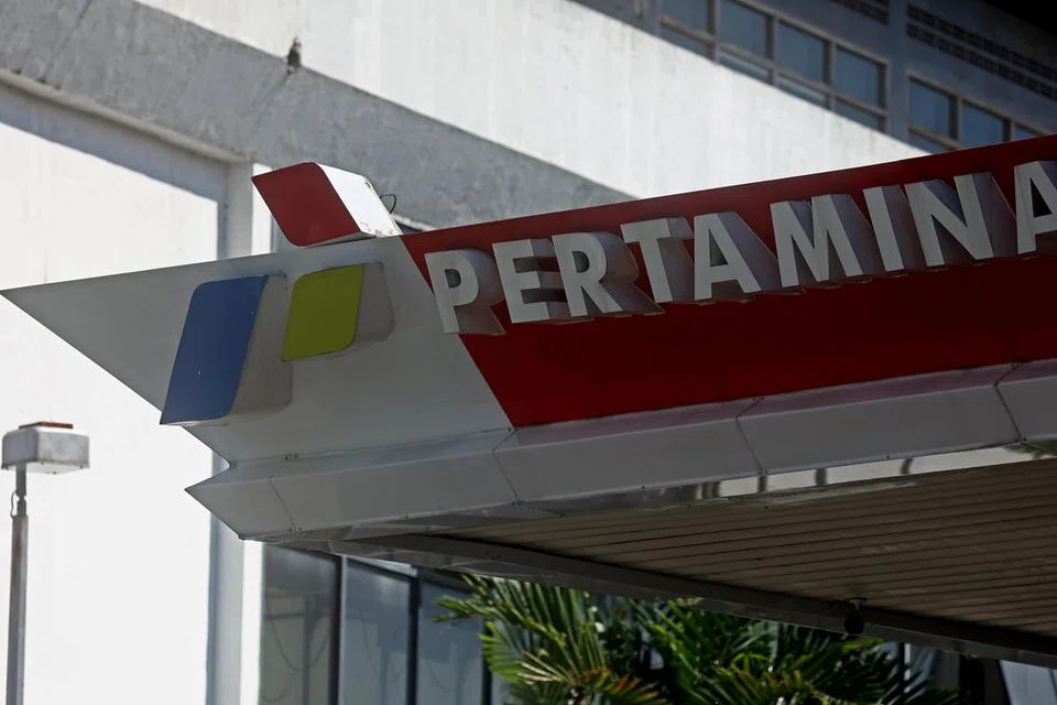 Pejabat Peguam Negara Indonesia menahan beberapa eksekutif di unit firma tenaga milik pemerintah Pertamina, atas tuduhan rasuah berkaitan import minyak yang menyebabkan negara menanggung kos AS$12 bilion ($16.2 bilion). 