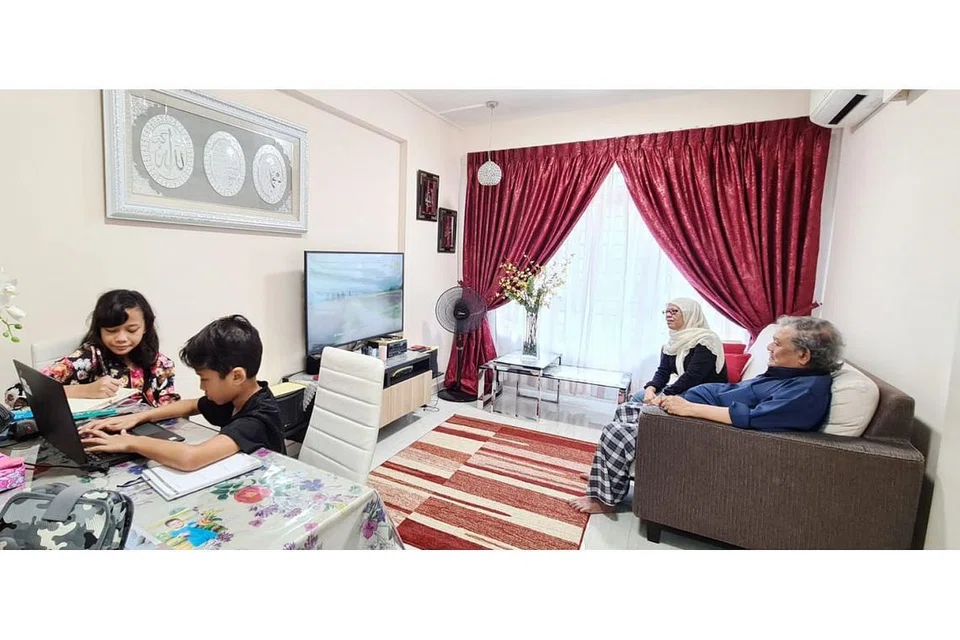 SELESA DI RUMAH BARU: Cik Hamidah bersama suaminya, Encik Abdul Rahim, serta cucu-cucunya Aura Carmelia Mohamed Aidil dan Eden Mohd Matin Mohamed Aidil selesa di rumah baru mereka di Canberra. - Foto HDB
