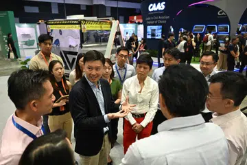 PELAN PERKASA SEKTOR PENERBANGAN: Pemangku Menteri Pengangkutan, Encik Chee Hong Tat (jaket hitam) melancarkan Perancangan Perubahan Industri (ITM) Pengangkutan Udara di pameran OneAviation Careers 2023 di Pusat Konvensyen Suntec City pada Jumaat. Pada Mei, tenaga kerja penerbangan berada pada paras sekitar 90 peratus berbanding 2019.