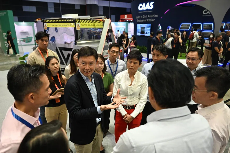 PELAN PERKASA SEKTOR PENERBANGAN: Pemangku Menteri Pengangkutan, Encik Chee Hong Tat (jaket hitam) melancarkan Perancangan Perubahan Industri (ITM) Pengangkutan Udara di pameran OneAviation Careers 2023 di Pusat Konvensyen Suntec City pada Jumaat. Pada Mei, tenaga kerja penerbangan berada pada paras sekitar 90 peratus berbanding 2019.