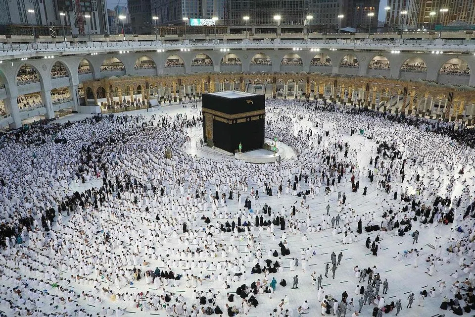 BERTARAWIH: Jemaah bersiap sedia melakukan solat tarawih di sekitar kawasan Kaabah di Masjidil Haram di bandar suci Makkah, Arab Saudi, sempena bulan mulia Ramadan. - Foto AFP 